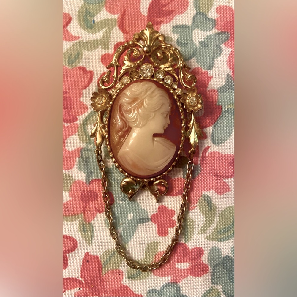 Vintage Gold Cameo Brooch